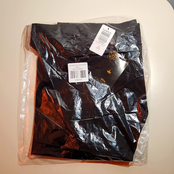 ❤️NWT VINTAGE TORRID SNOW WHITE EVIL QUEEN -  CROP LEGGING - DISNEY VILLAINS 4X - Picture 5 of 16